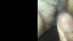 Is crossdressing geil op feestje? Kijk haar harige kut neuken buiten