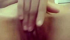 Zayıf orospu sokakta ıslak amcığını masturbasyon yapıyor