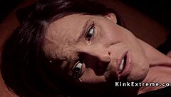 Esclava caliente atada se folla y meten dedos en culo duro esta noche.