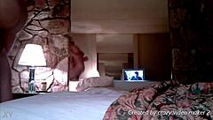 뜨거운 금발 아마추어 친구들 앞에서 캐주얼 스토리 공유