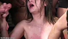 Bundet babe tager dobbelt penetration fra kæmpe pikke med sperm