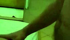 구부리고 신음하며 늙은 갈색 머리 학생 큰 엉덩이 사정