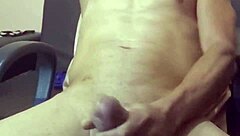 Hočeš videti tega mišičastega bodybuilderja kako se slači in trga obleke za denar?