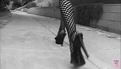 ブロンド娘がスタッドのデカチンでクリームパイマンコを深く突かれる