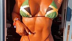 ¡Guau, esta tía musculosa fbb erótica 27 es puro fuego! 🔥