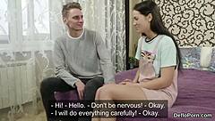 Harika genç dar deliğini açıyor ve bekaretini şimdi kaybediyor!