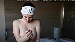 Belle brune mignonne fume en exhibant ses petits gros seins