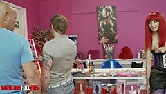 ¡Oye, mira a esta mujer recibiendo penetración doble en un trío salvaje de boca a culo!