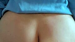 Această fată de colegiu amatoare se apleacă să-și etaleze curul strâns. Acțiune doggystyle arată curbele ei uriașe.