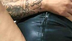 Eu saio com essa sainha na rua pra chamar aten��o dos coroa que gostam de bancar novinha