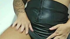 Eu saio com essa sainha na rua pra chamar aten��o dos coroa que gostam de bancar novinha