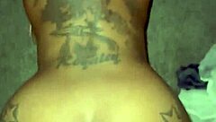 Perempuan ebony naik batang besar dalam posisi doggy creampie kompilasi