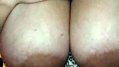 ella baila y sacude su culo grande