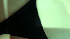 여자가 강렬한 페깅 액션으로 남자 지배해