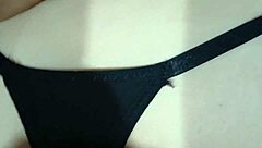 여자가 강렬한 페깅 액션으로 남자 지배해