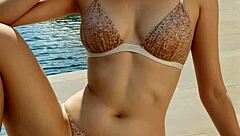 Australian model poses in lingerie at Sydney Opera House barefoot.