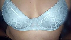 madre pervertida se mete al cuarto a escondidas para estar juntos disfruto mucho tocandole su cuerpo y se pone a jugar con la verga exitante ver las tetas y el cuerpo perfecto de mamiflorecita