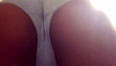 Hei, sjekk denne store fitta i små 18+ truser som danser nærbilde.