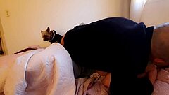 Pelacur Gay Cium dan Robek Pakaian Semasa Seks Bareback. Dia Isi Memek Dengan Creampie Sambil Dia Mengerang