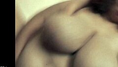 Esta gordinha con tetas grandes se masturba tan casual