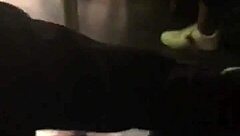 哇，今天看到这个大屁股女孩在火车上骑 🚂