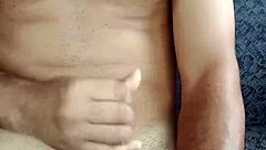 Soloboy erkundet Selbstbefriedigung in ruhigen Momenten