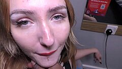 キティ・マリーにビッグブラックコックのハンドジョブしてたよ、すごくセクシーで自宅風