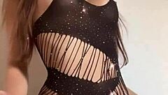 Seçsem, iç çamaşırlı sevgilim doğal memeleriyle beni domine eder