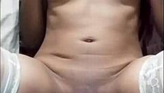 ماما نويل الزانية تحفر جميع الثقوب بديلدو حتى الرذاذ