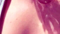 แม่บ้านใหญ่เดินริมหาด