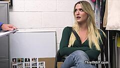 Mand, denne varme milf blev fanget i at stjæle kosmetik og straffet hårdt i garagen.