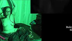 Juego desnuda en casa lago con morena de gafas