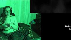 Juego desnuda en casa lago con morena de gafas