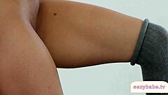 فتاة بلوند ساخنة، تريدين رقص الستريب في غرفة النوم؟ ملابس ممزقة.