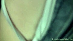 Kızıl Genç Hatun Arabada Dışarıda Rahatlıyor