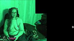 Juego desnuda en casa lago con morena de gafas