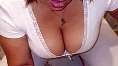 Eh, pristihli ma pri masturbácii s tangami mojej kamarátovej krivkatej mamy a ona prehltla môj cum