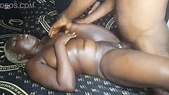 Gadis Ebony Goyang Pantat Sambil Haus Kote Hitam Dalam Adegan Rumah Tangga