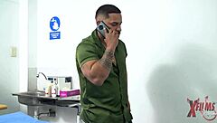 Pemijat palsu bawa orgasme ganas pada pelanggan montok dengan bontot besar dan tetek semula jadi dalam sesi cepat.