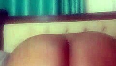 “Angela Oxo用玩具晃屁股，”她挑逗道