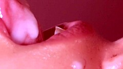 Aldatan karı ağzına yakın planda döl alıyor