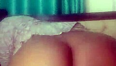 “Angela Oxo用玩具晃屁股，”她挑逗道