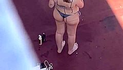 Vecinas tomando sol en la terraza parte 4