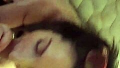 واو! الشيطانة الصغيرة تُنيك حلقها بقوة من قبل طويل الضرب في مشهد جامح