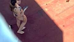 Vecinas tomando sol en la terraza parte 4