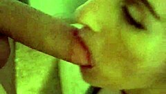 واو! الشيطانة الصغيرة تُنيك حلقها بقوة من قبل طويل الضرب في مشهد جامح