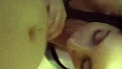 واو! الشيطانة الصغيرة تُنيك حلقها بقوة من قبل طويل الضرب في مشهد جامح