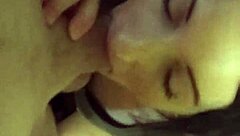 واو! الشيطانة الصغيرة تُنيك حلقها بقوة من قبل طويل الضرب في مشهد جامح