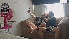 Delinmiş meme uçları ve dövme rol oyununda parlıyor, güzel esmer dev sikini gay karşılaşmada idare ediyor