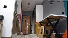 Tcheca novinha 18+ Ane Ka tira selfie nua na praia com voyeur de saia